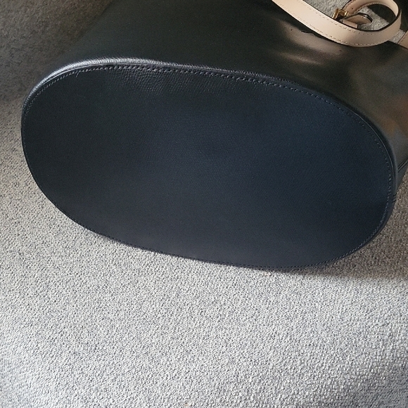 Michael Kors Black and Tan Leather Tote Elegant Design - Picture 4 of 9